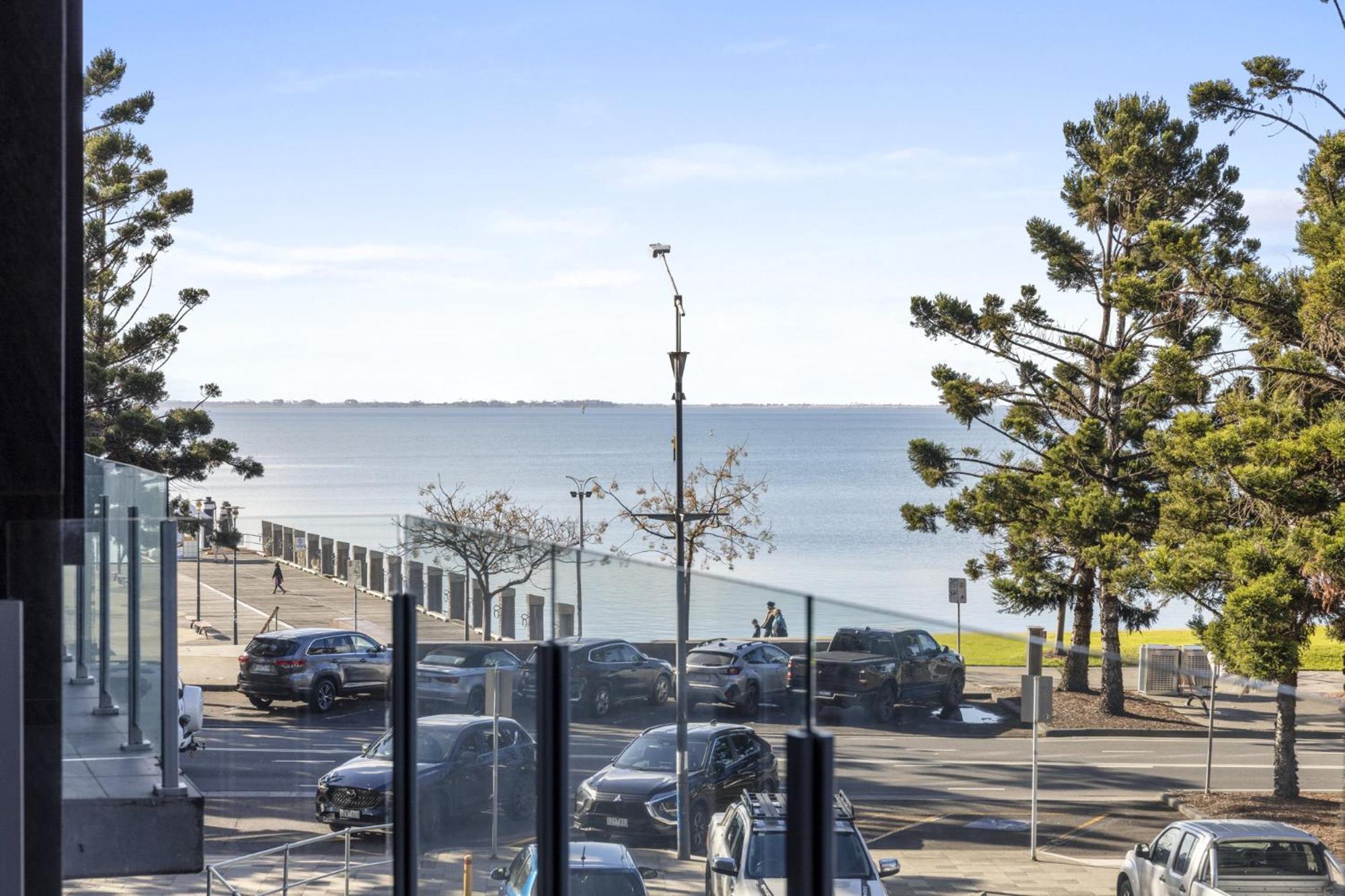 Oceanfront 2-Bed With Balcony & Study Nook Apartment Geelong Exterior photo